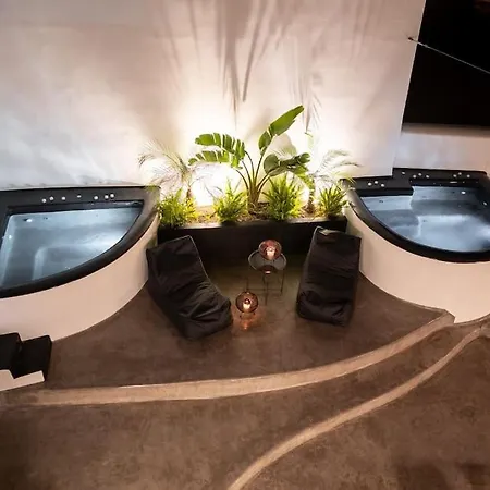 Cooper's Cave House With Heated Jacuzzi